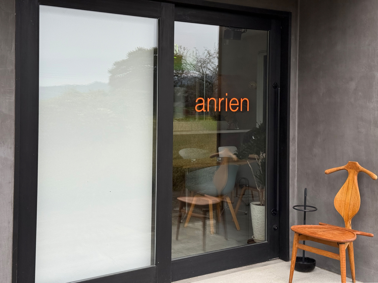 ガラスに貼られたオレンジ色のカッティングシート