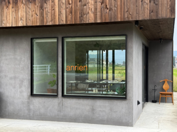 ガラスウィンドウに貼られたロゴのカッティングシート