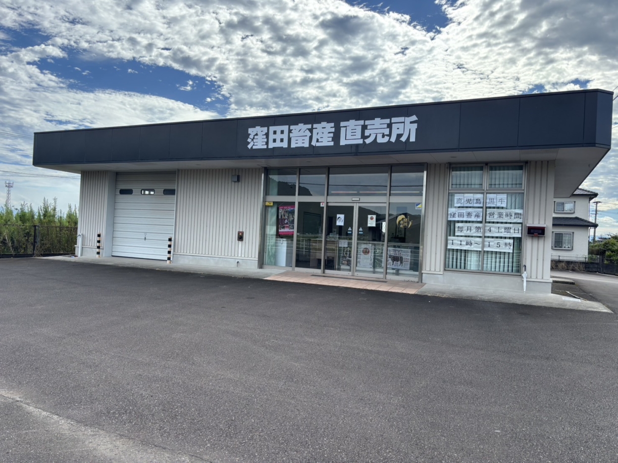 店舗の屋根に貼られた大きいカッティングシート