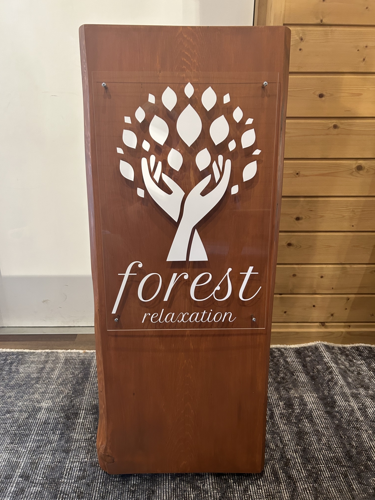 立て看板に貼られたカッティングシート