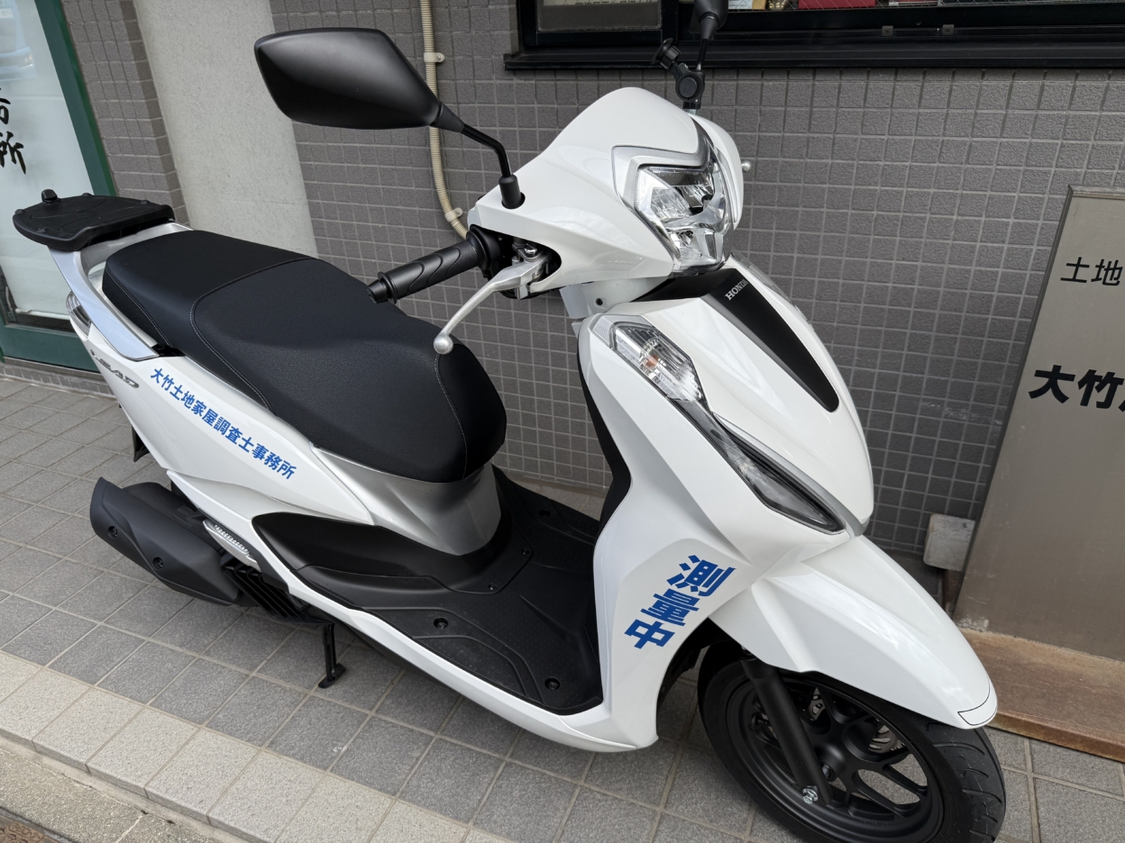 バイクに貼られた青色のカッティングシート