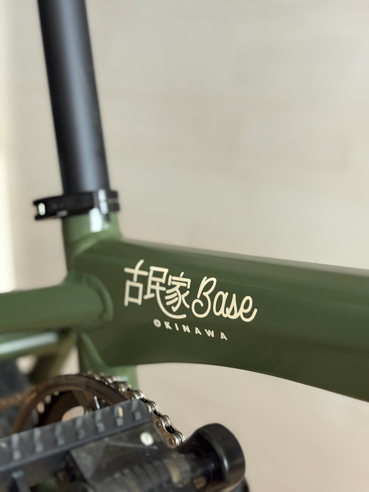 自転車のトップチューブに貼られたカッティングシート 斜め
