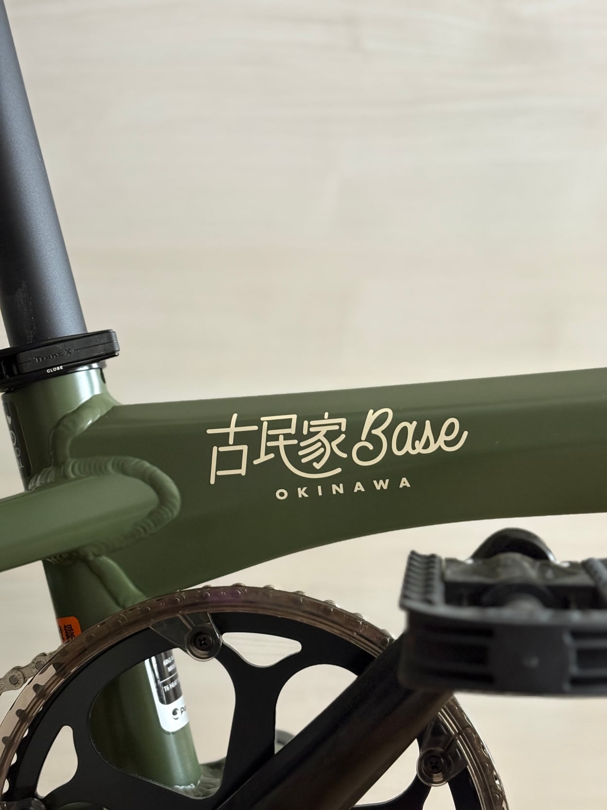 自転車のトップチューブに貼られたカッティングシート