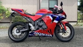 バイクに貼られた沢山のカッティングシート