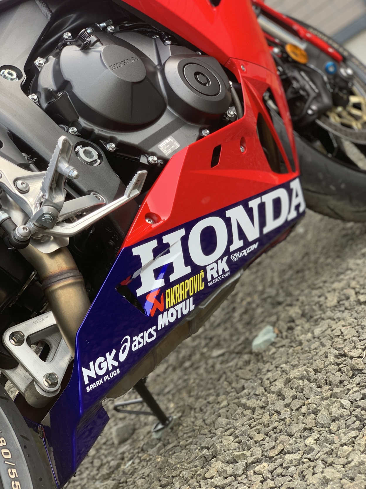 バイクに貼られた沢山のカッティングシート 拡大