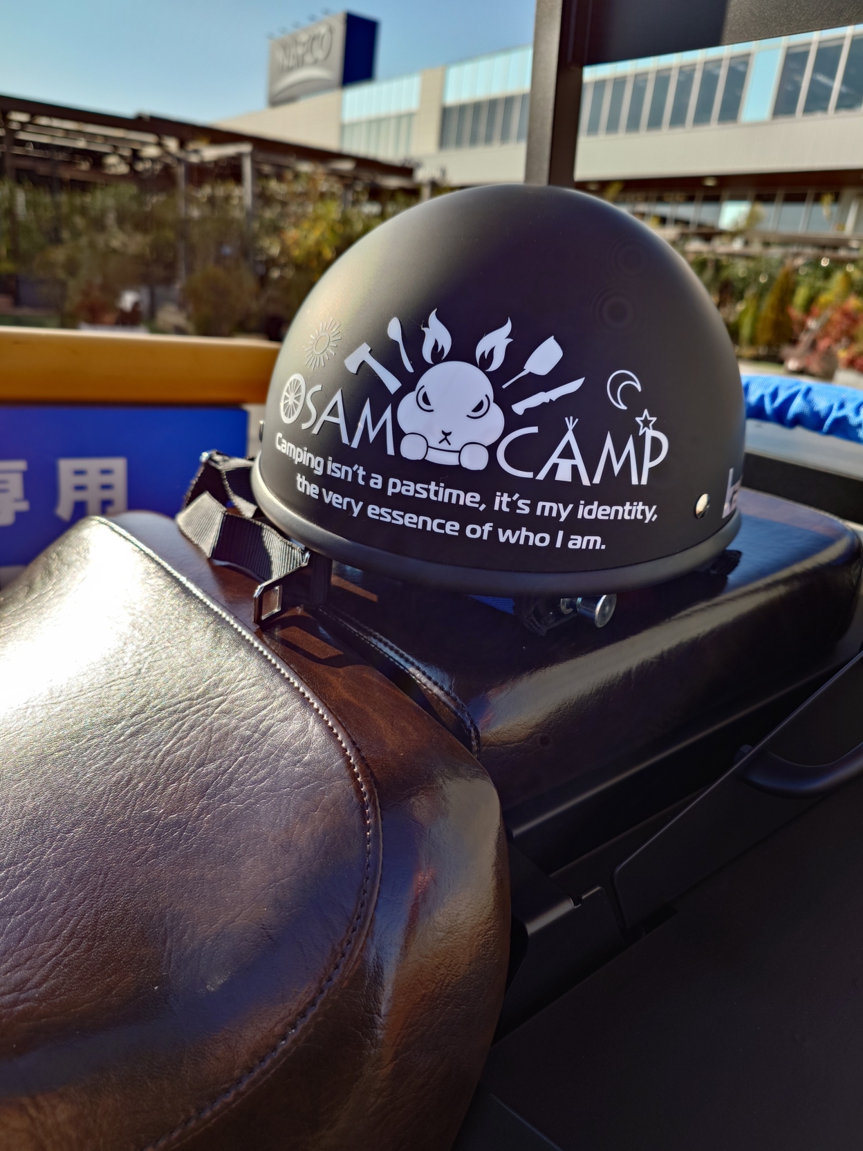 黒いヘルメットに貼られたホワイトのカッティングシート