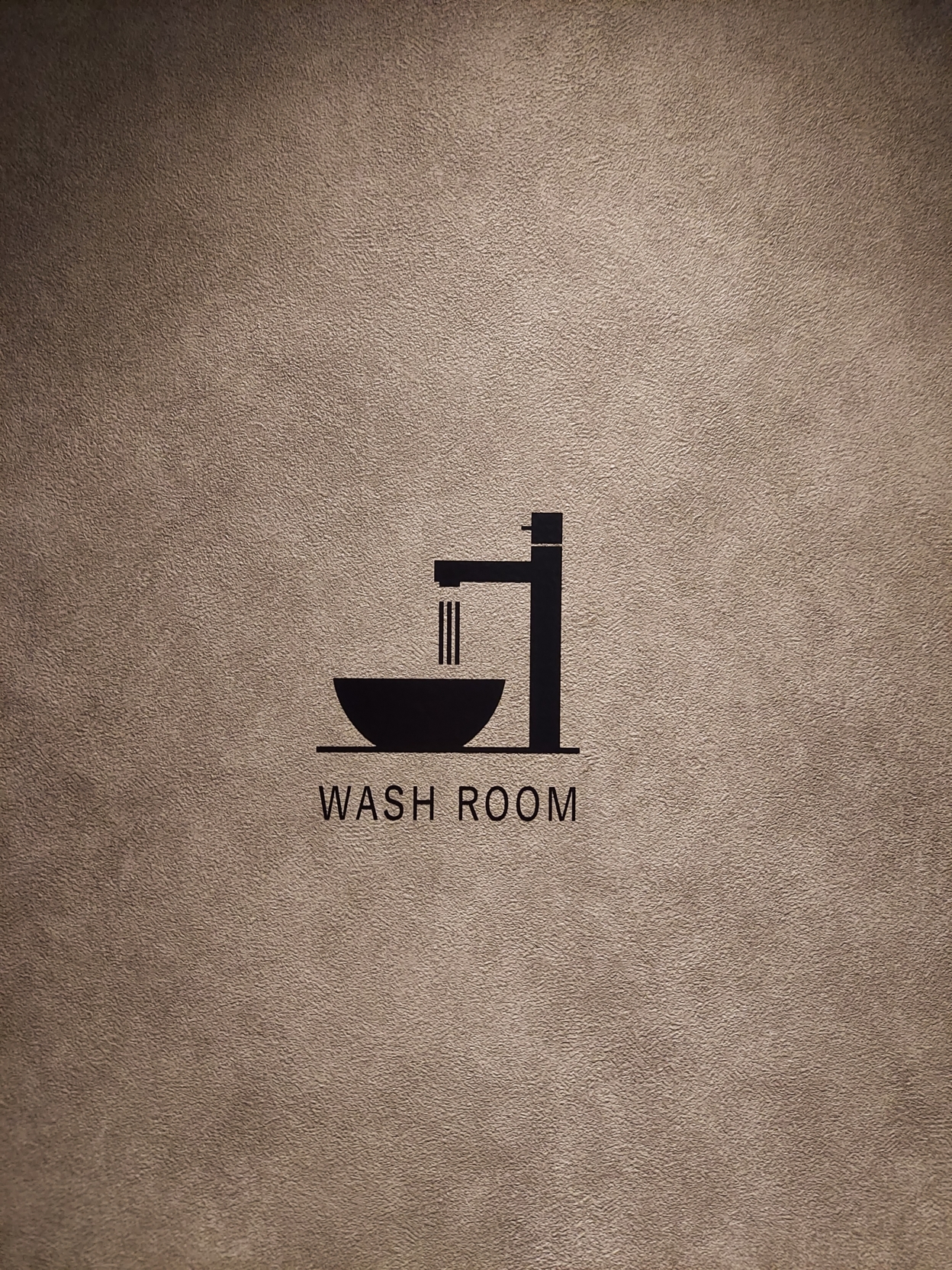 壁に貼られたレストルームのカッティングシート