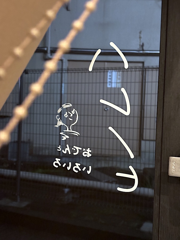 ガラスに貼られたカッティングシート