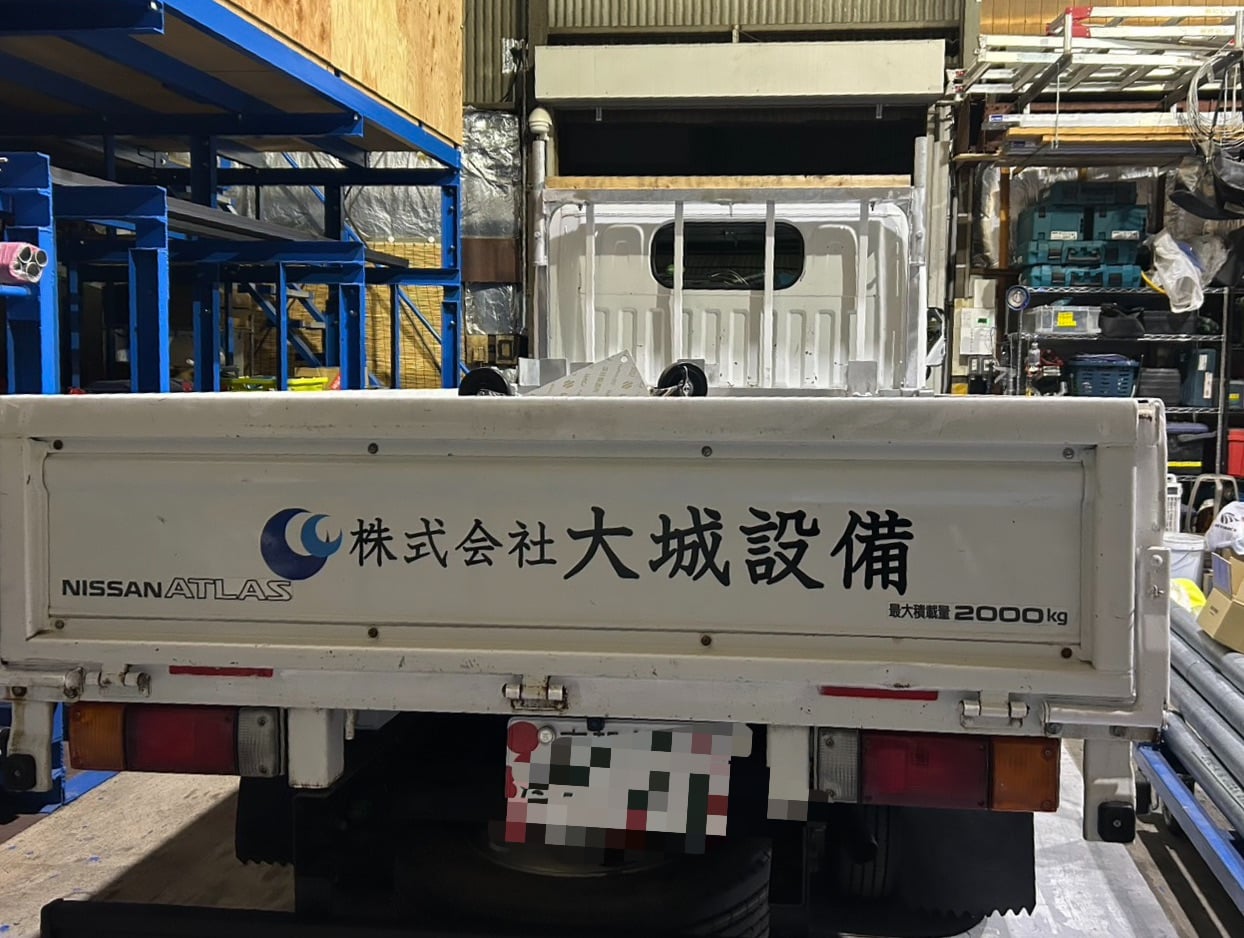 軽トラの荷台に貼られたカッティングシート