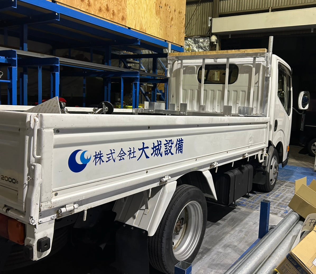 軽トラの荷台に貼られたカッティングシート