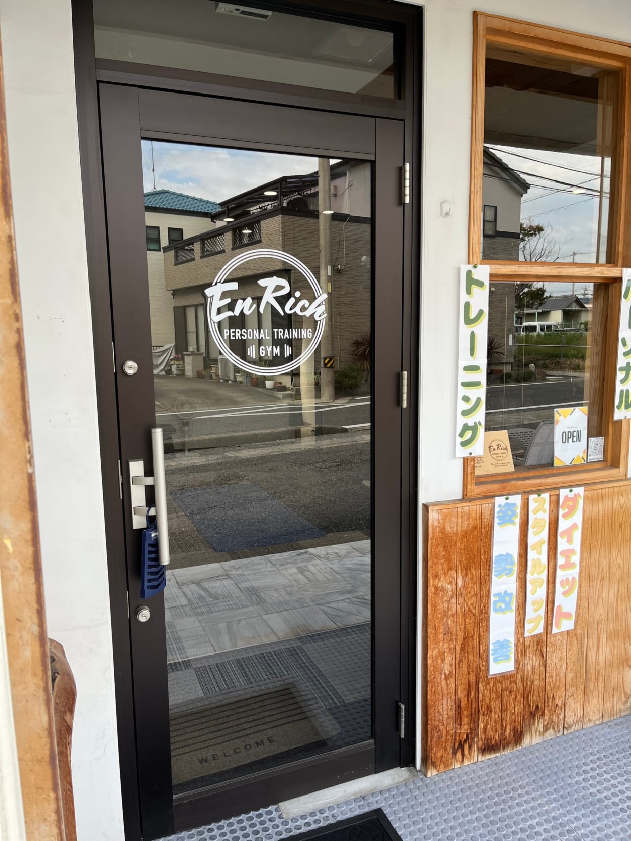 店舗入口ガラスドアに貼られた白色のカッティングシート