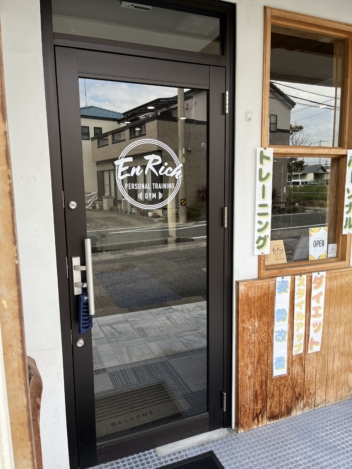 【製作実績】トレーニングジムのウィンドウサインとして店舗ロゴを製作