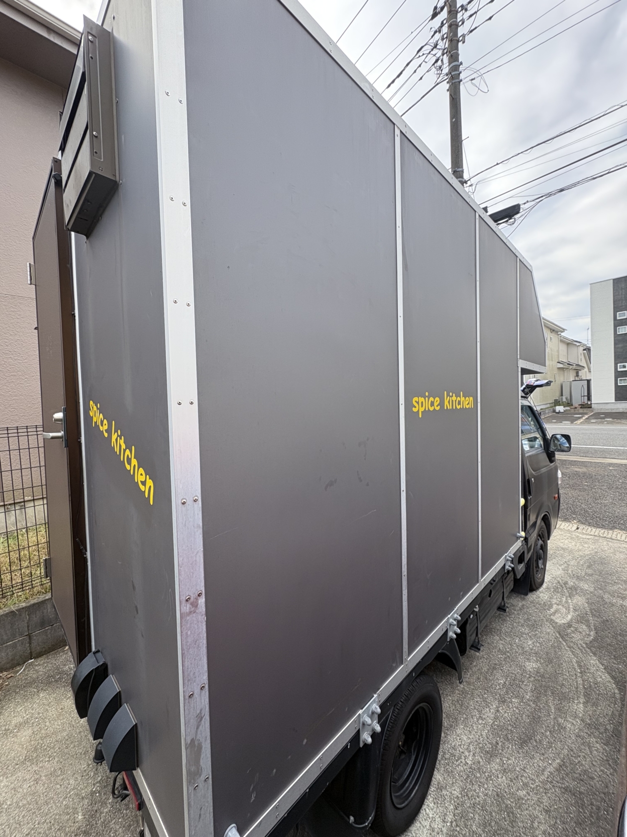 キッチンカーに貼られたカッティングシート