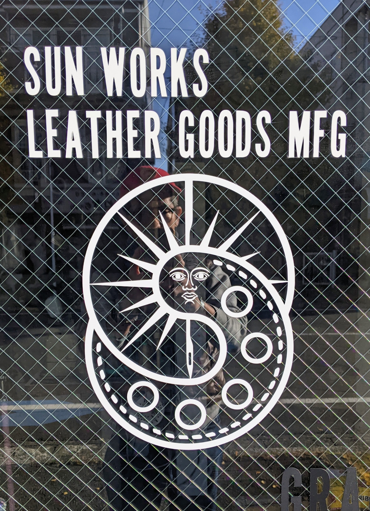 ガラスに貼られた白色のカッティングシート