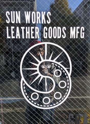 【製作実績】網入りガラスに店舗名（SUN WORKS）とロゴマークを施工