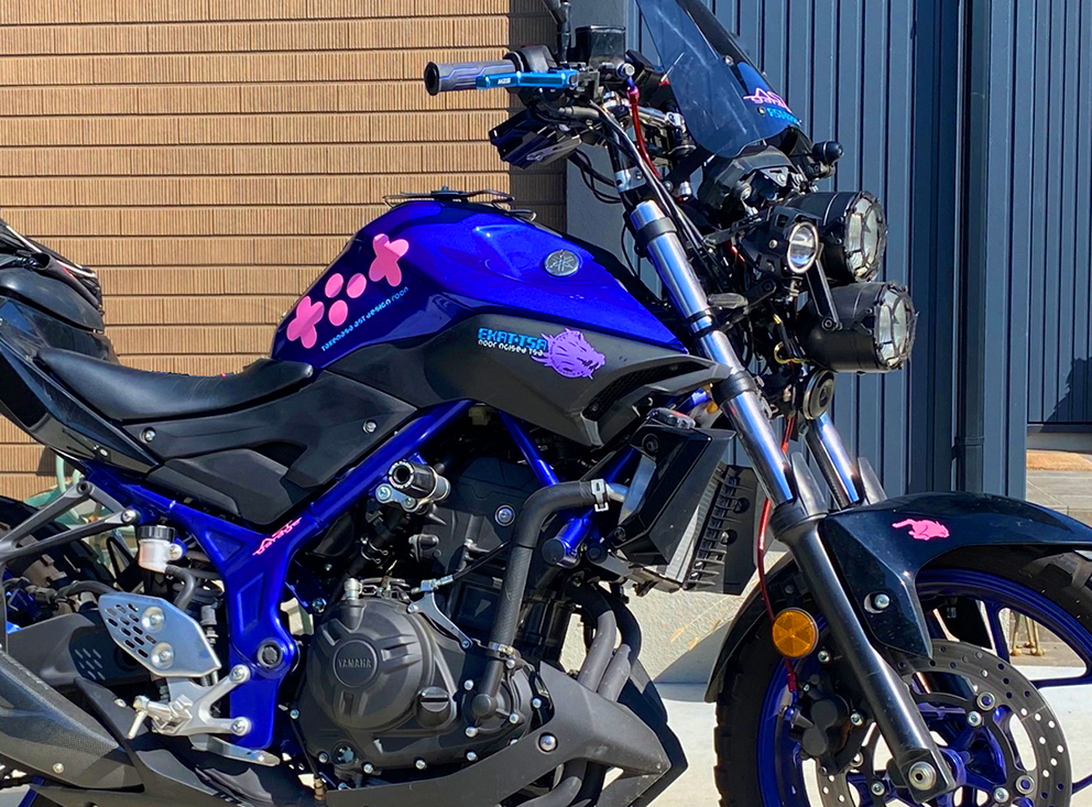 青いバイクに貼られたカッティングシート