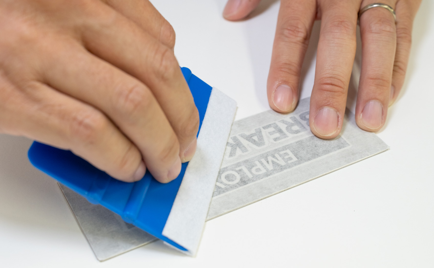 スキージー（ブルー）を使って施工中