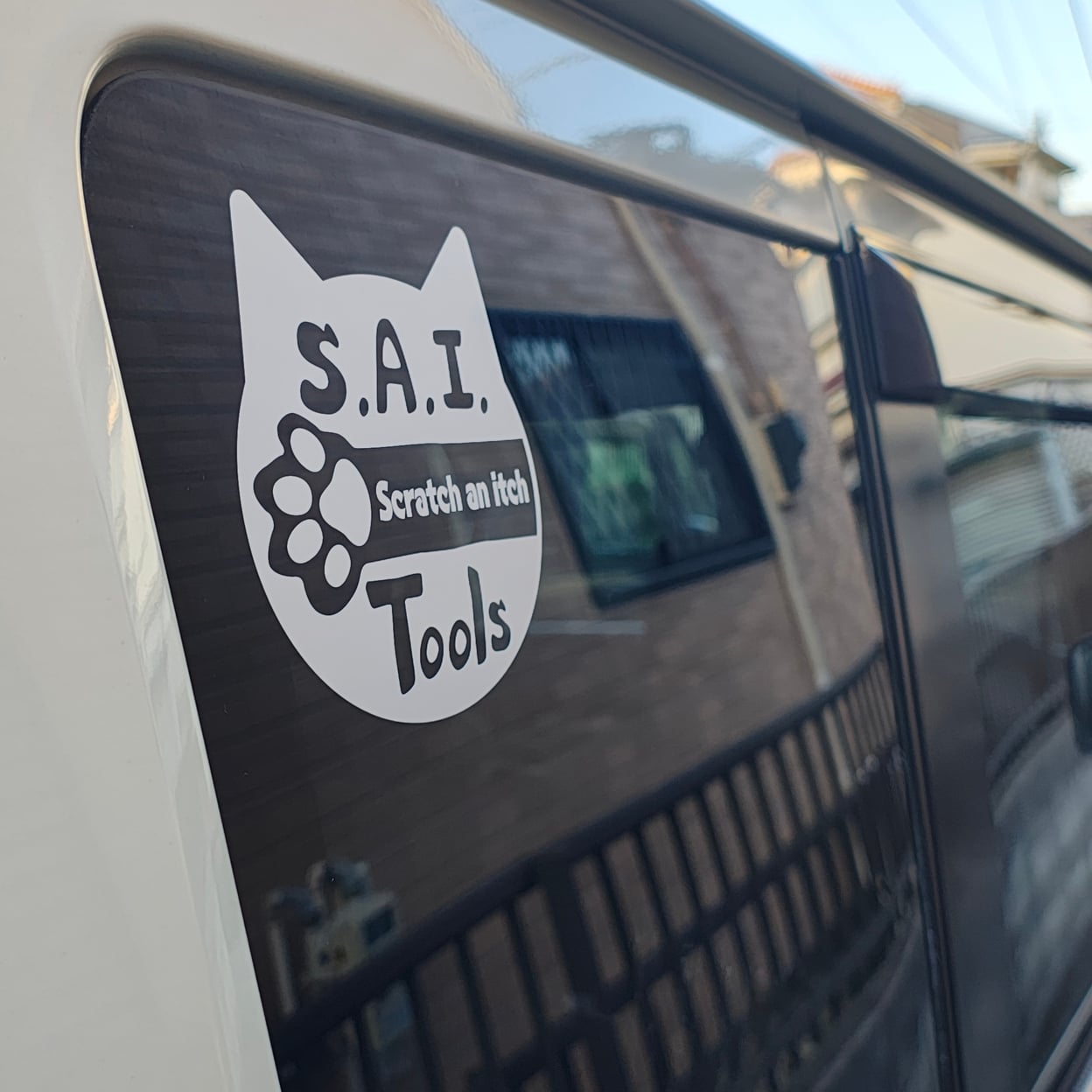 リアガラスに貼られたカッティングシート 拡大