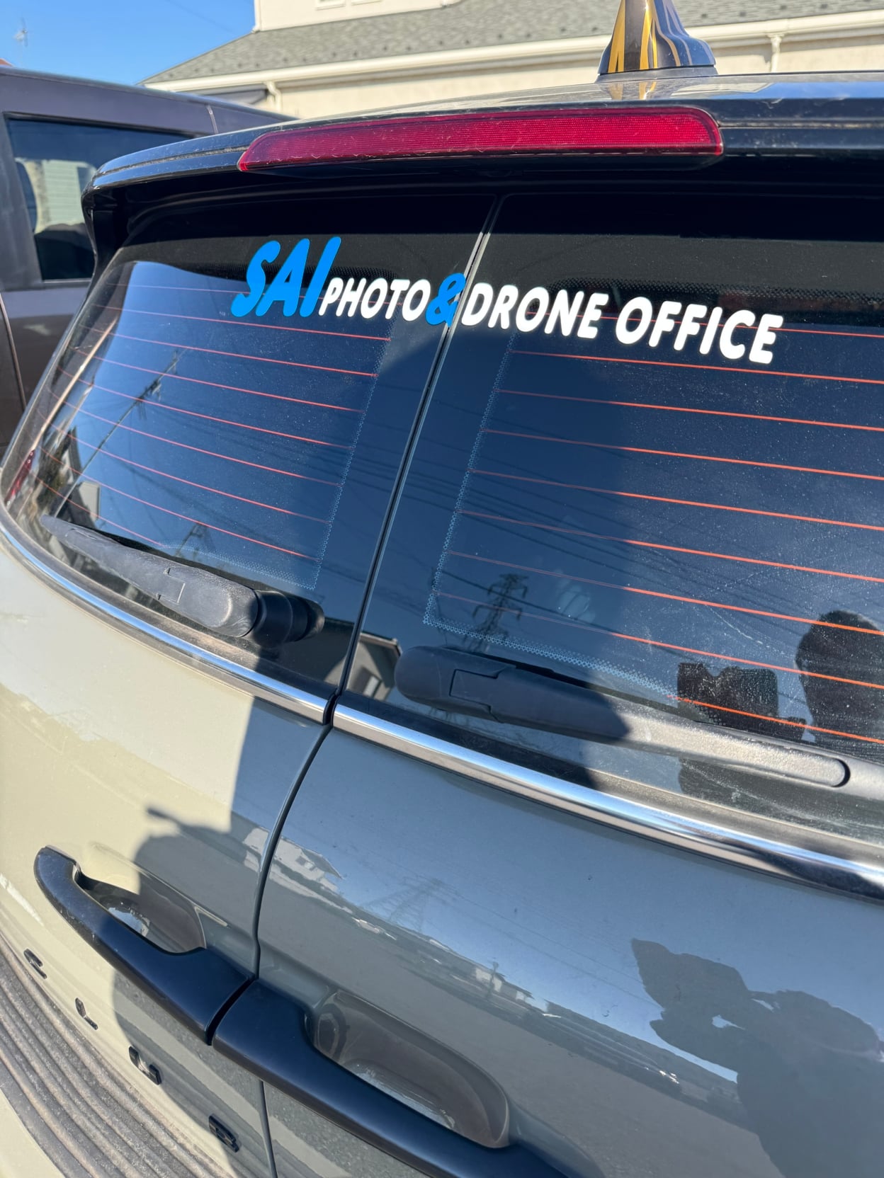 車のリアガラスに貼られた2色仕様のカッティングシート