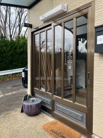 【製作実績】シェアスペースの玄関ガラスに！営業案内とQRコードのカッティングシート