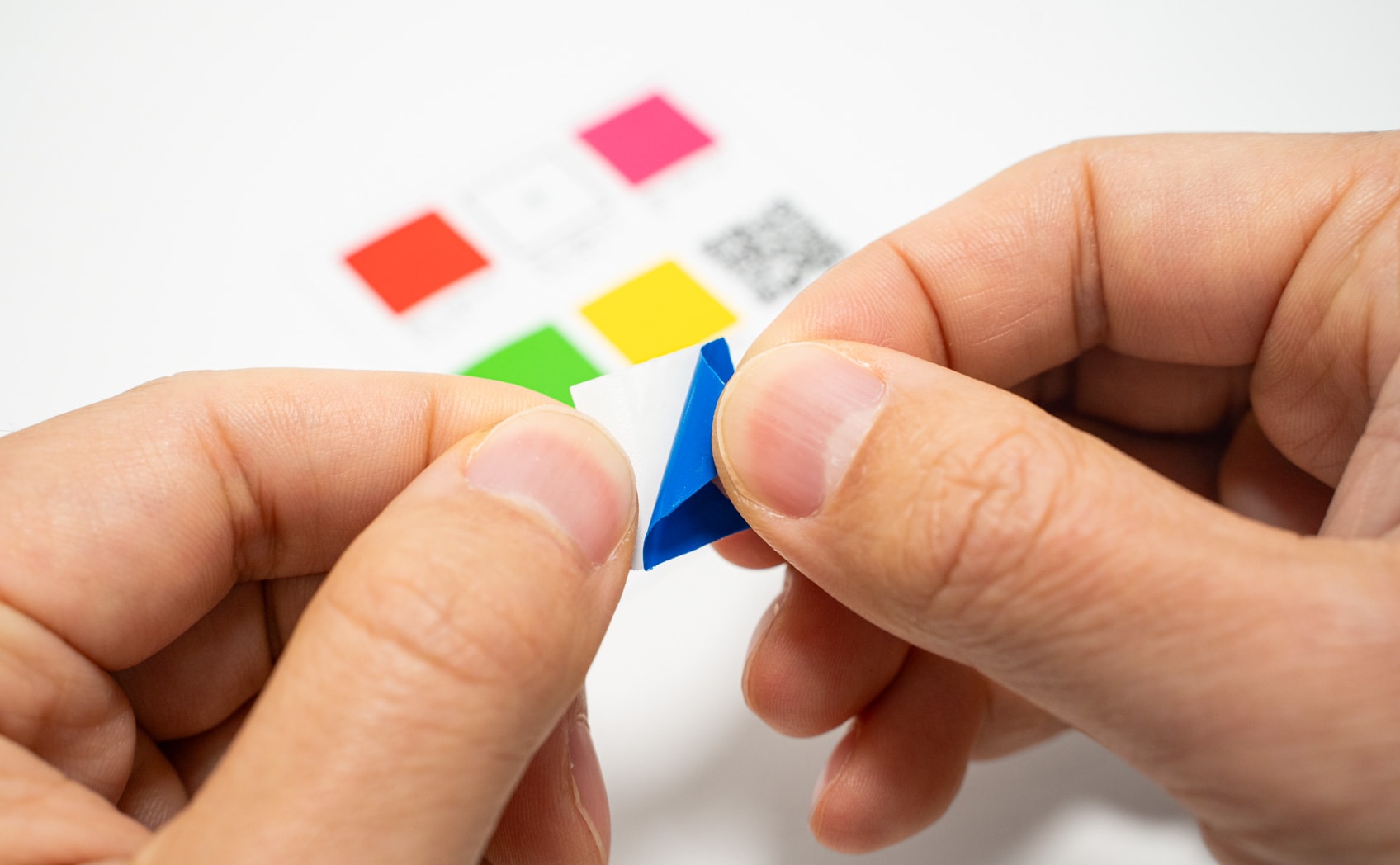 カッティングシートの無料カラーサンプルは台紙から剥がして実際に貼ることができる