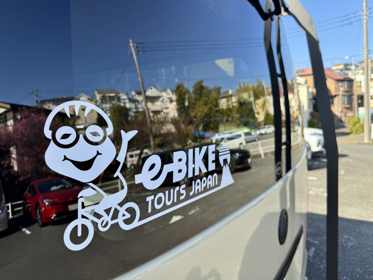 ハイエースのガラスに貼られたカッティングシート 拡大