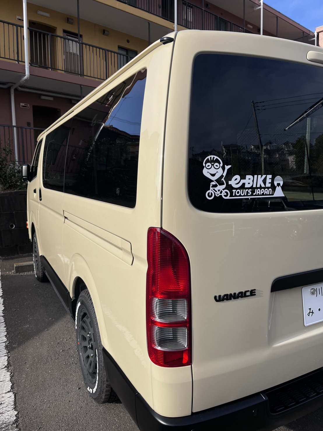 ハイエースのガラスに貼られたカッティングシート