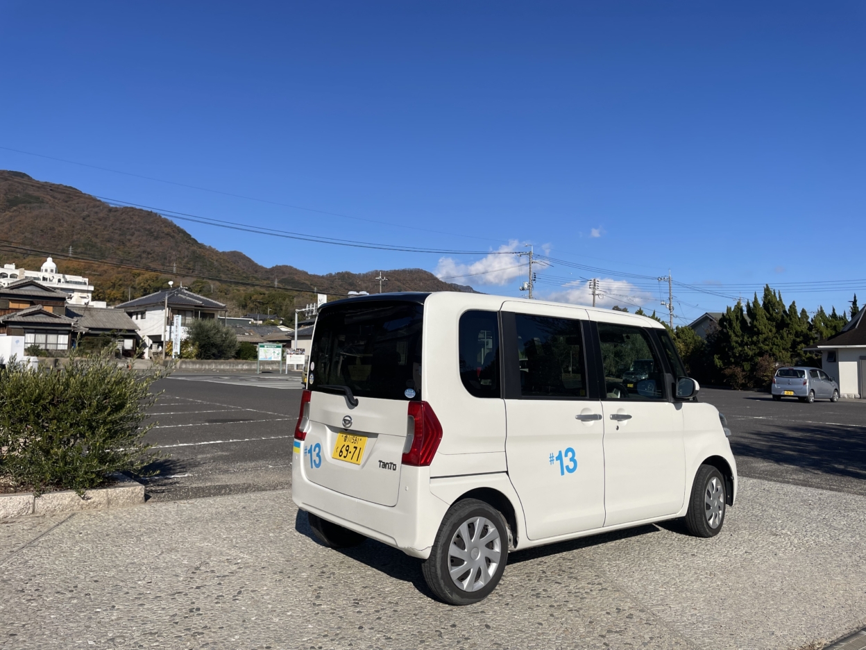 車に貼られたカッティングシート 右側