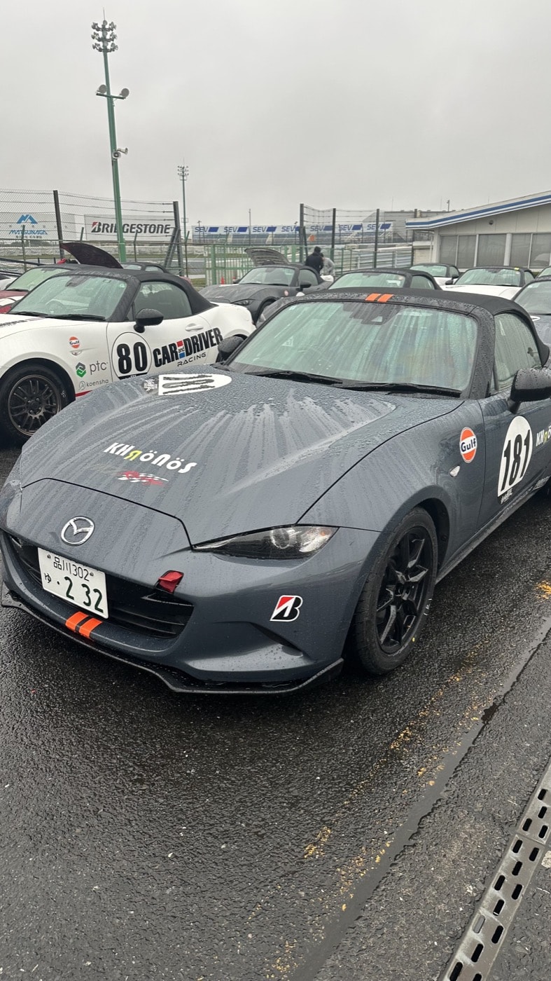 車に貼られたカッティングシート