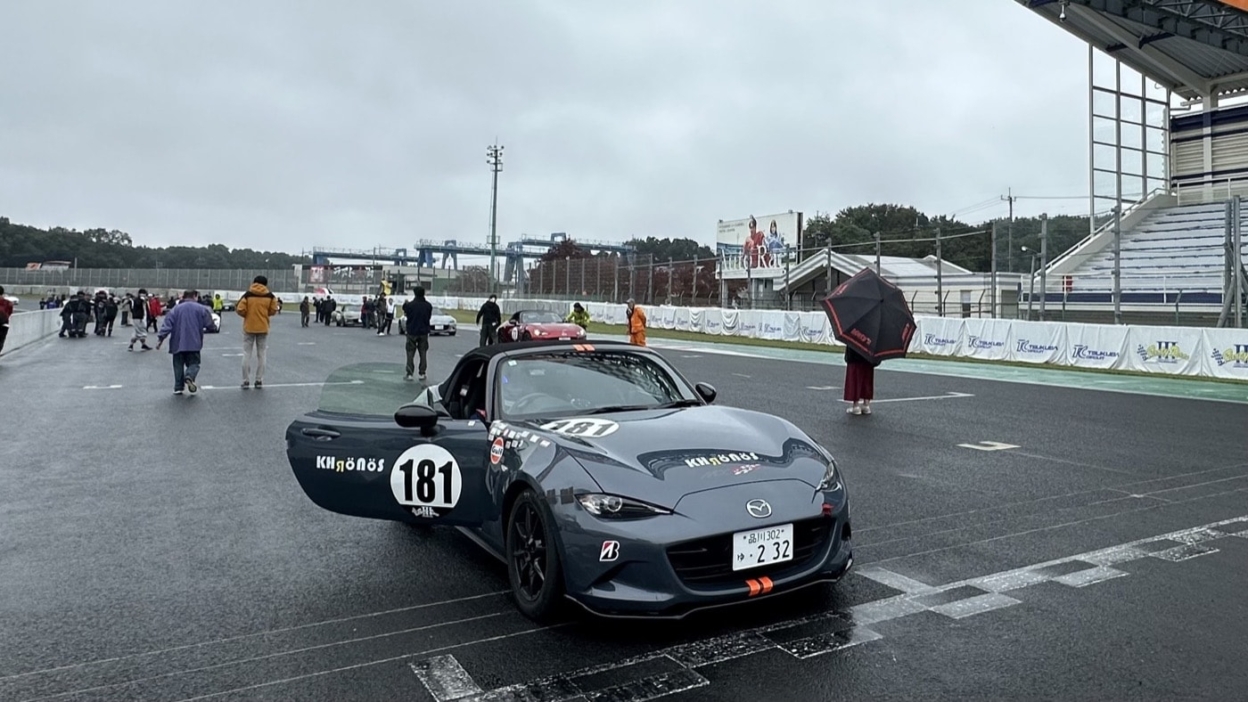 車に貼られたカッティングシート