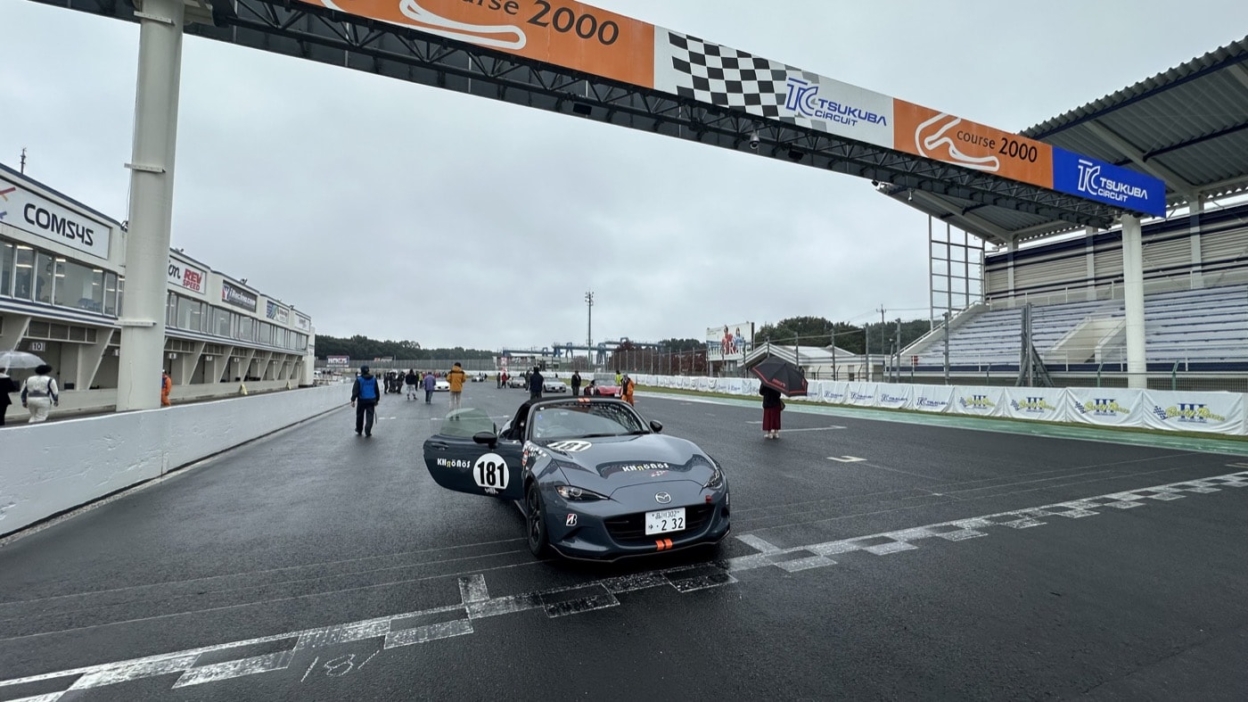 車に貼られたカッティングシート