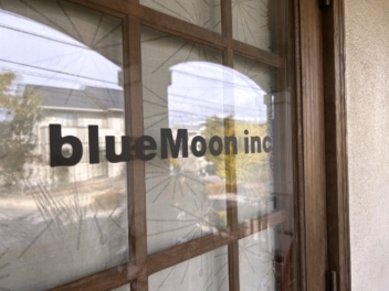 【製作実績】木枠のガラス扉をお洒落な看板に！黒文字のカッティングシート