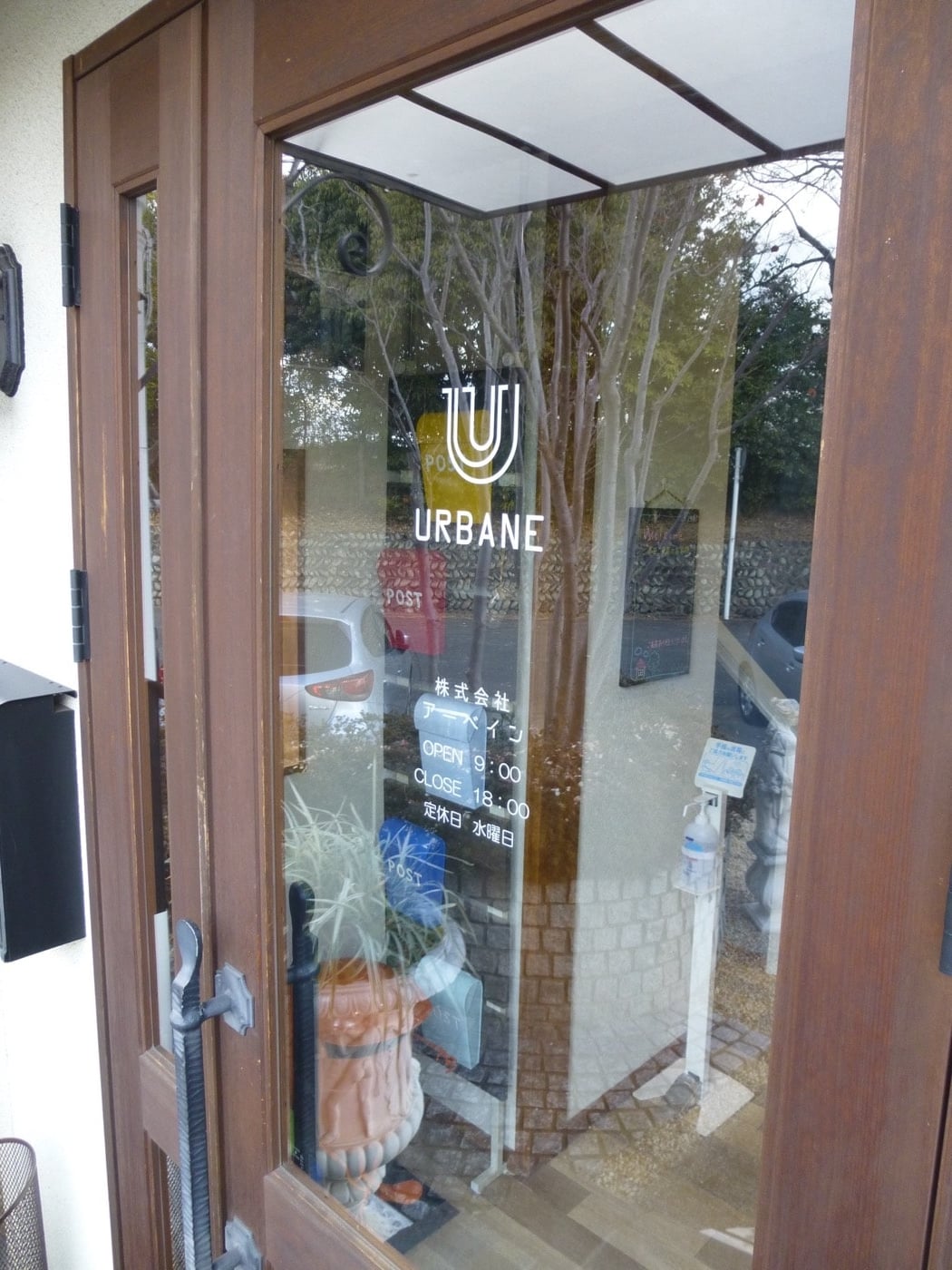 玄関ドアのガラスに貼られたカッティングシート 拡大