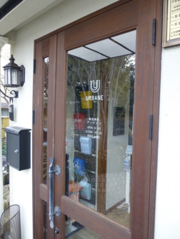 【製作実績】ガラス扉を看板仕様に！ロゴと営業時間のカッティングシート