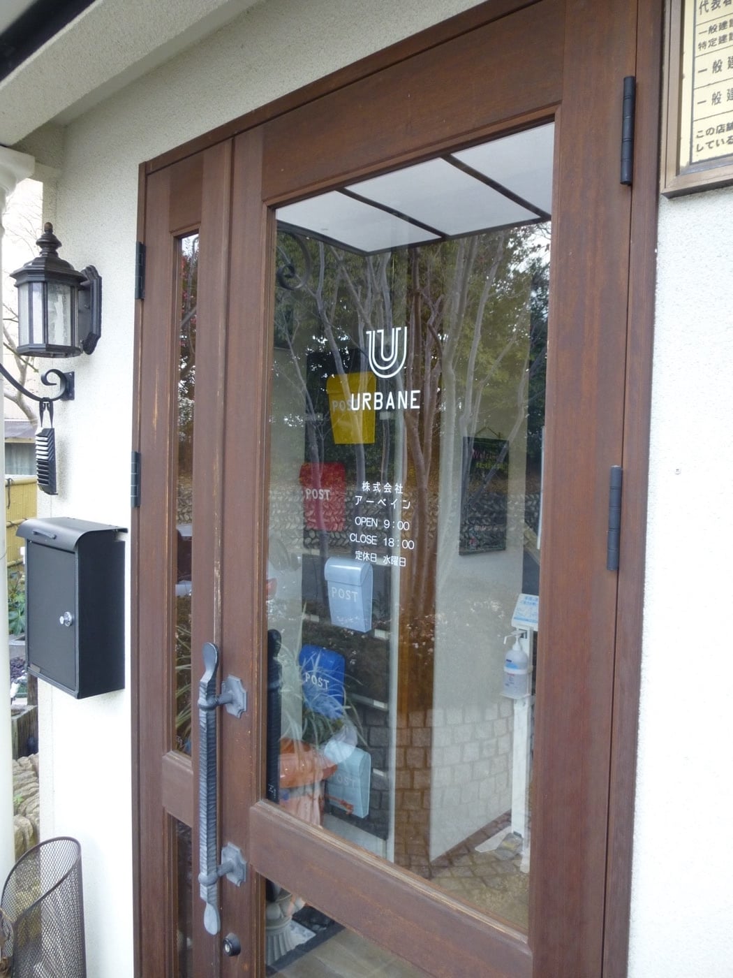 玄関ドアのガラスに貼られたカッティングシート 全景