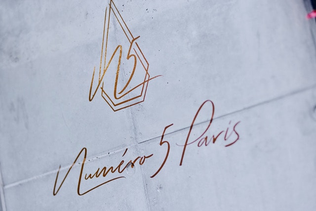 壁面に貼られたカッティングシート