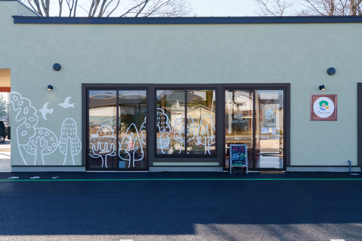 店舗正面に貼られたカッティングシート非常に大きなカッティングシート