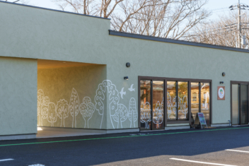 店舗の大型ガラスを彩る！分割データ作成で実現したイラスト装飾