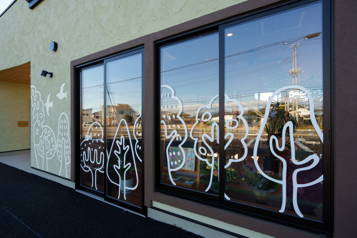 店舗に貼られたカッティングシート非常に大きなカッティングシート