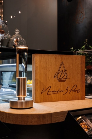 店内の雰囲気を高めるロゴとサインステッカー