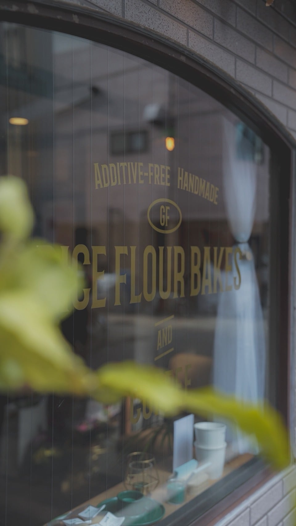 窓ガラスに貼られたカッティングシートを拡大した写真