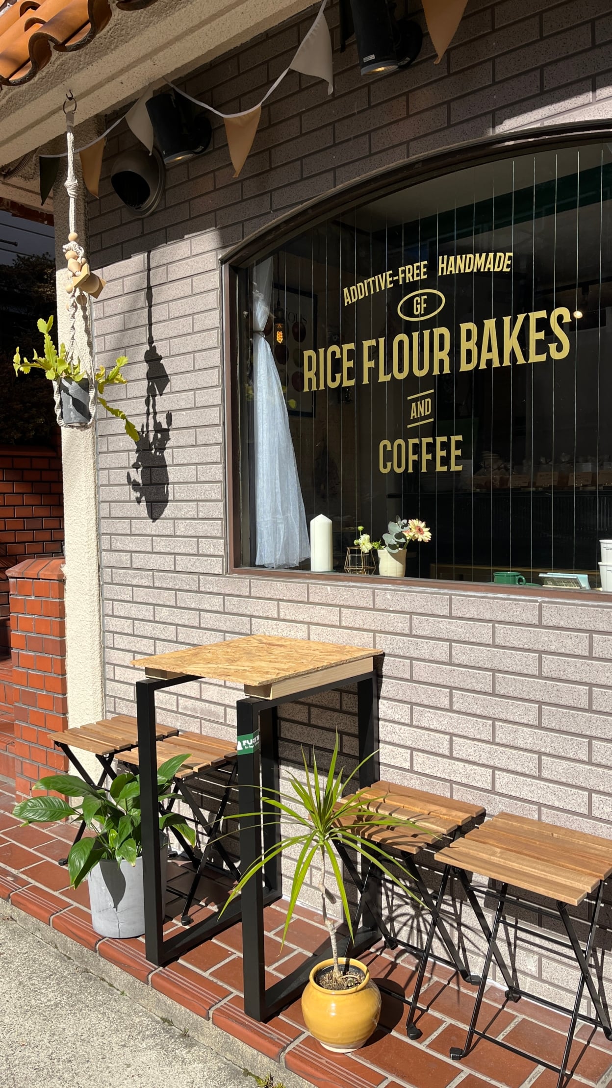 窓ガラスに貼られたカッティングシート