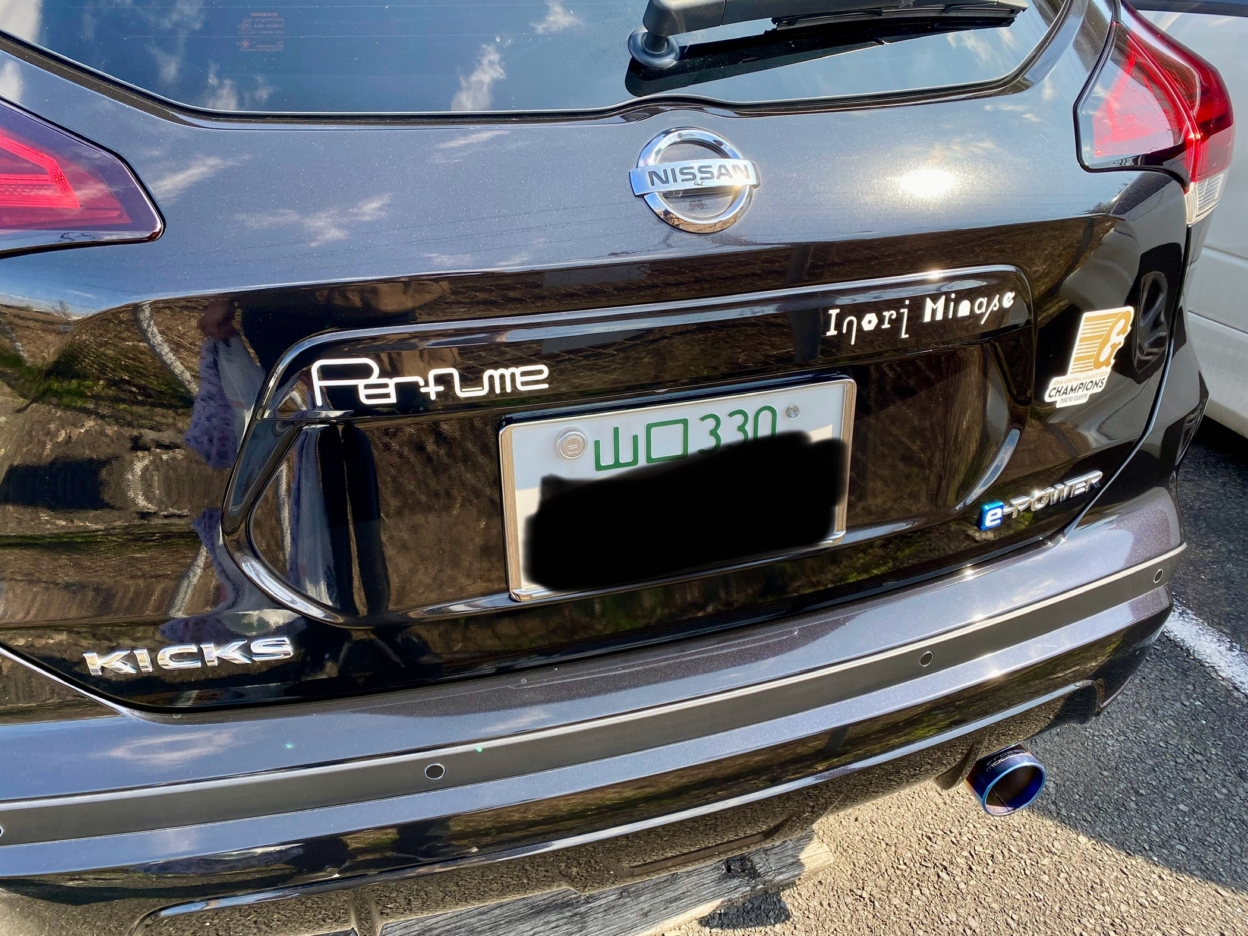 車に貼られたカッティングシート