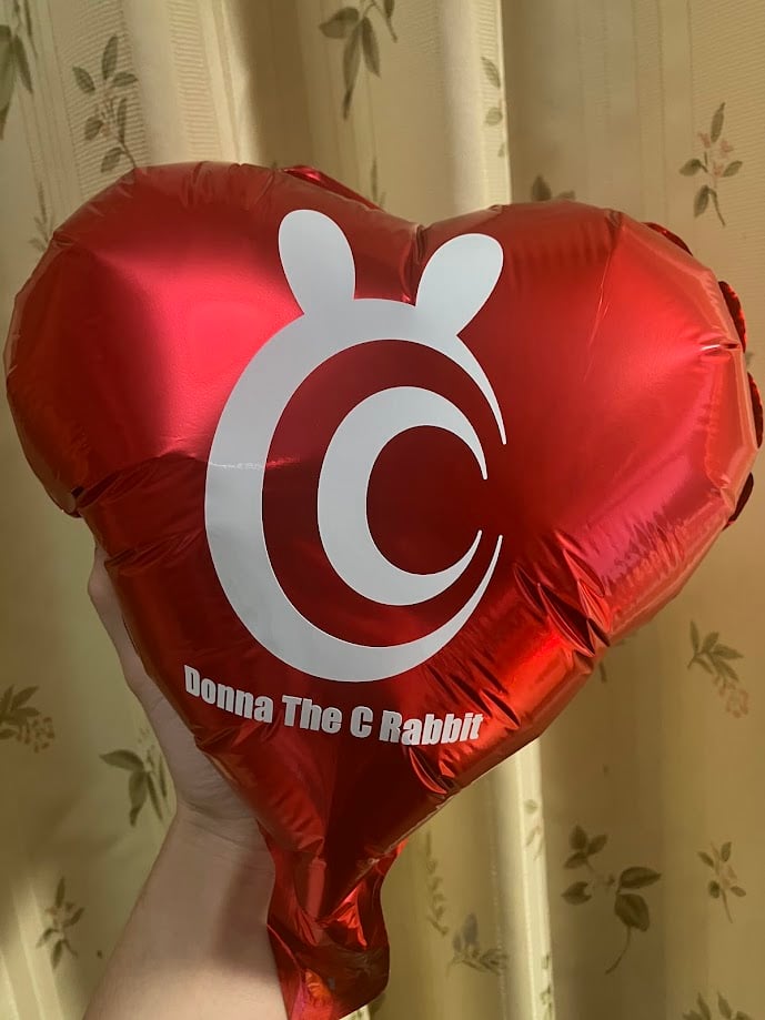 赤いバルーンに貼られた白色のカッティングシート