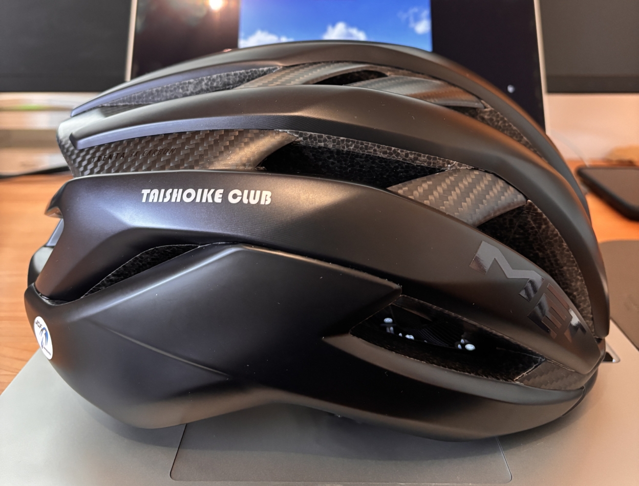 自転車用ヘルメットに貼られたカッティングシート 右側