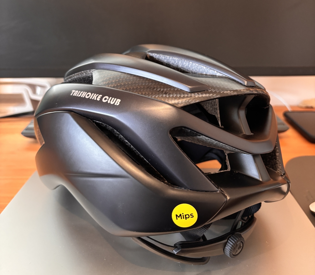 自転車用ヘルメットに貼られたカッティングシート 左側