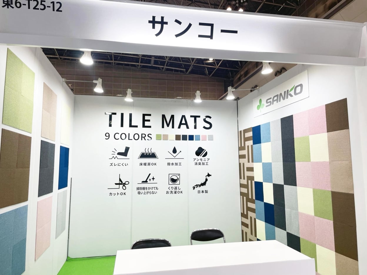 展示スペースに貼られた黒色のカッティングシート