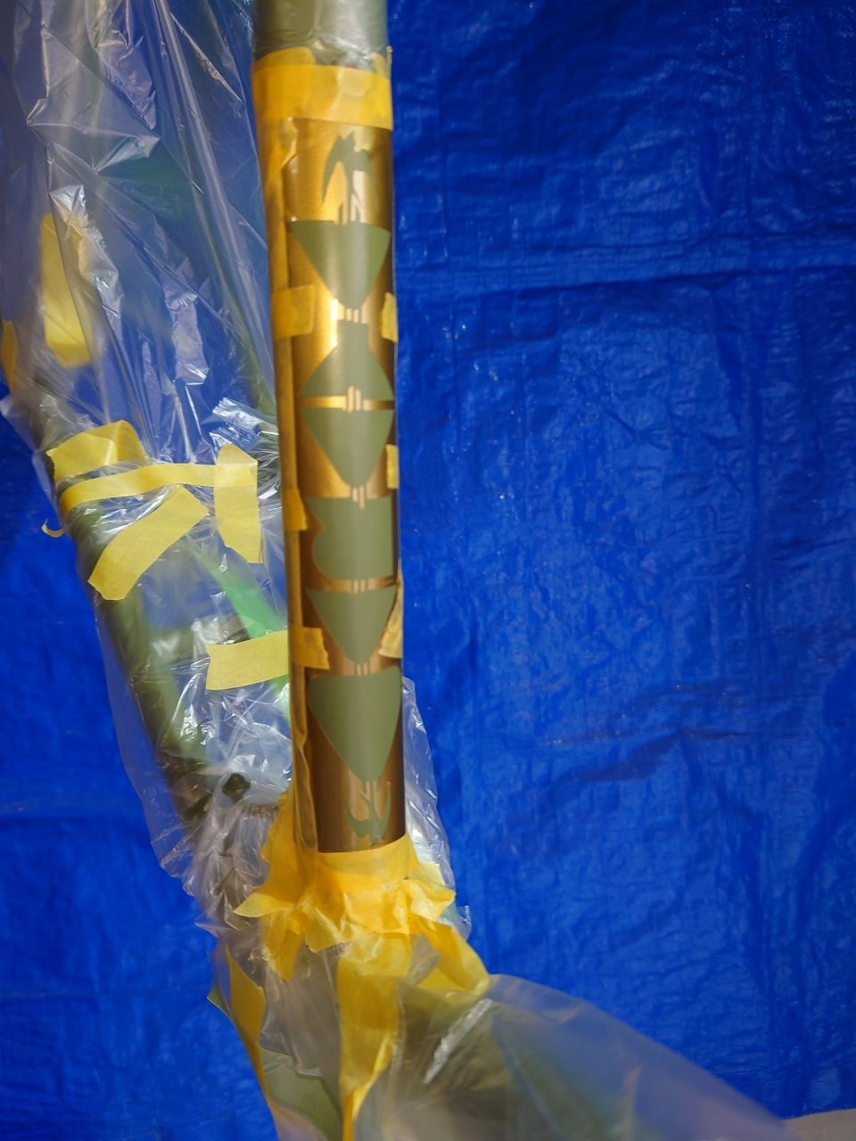 カッティングシートを用いてマスキングを行なっている