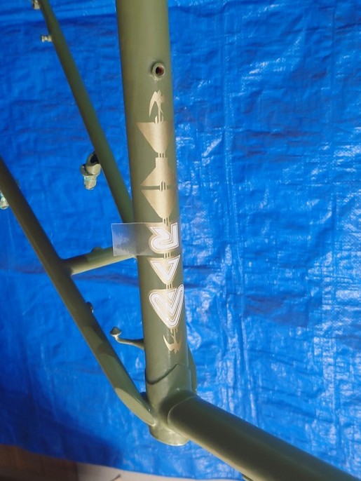 マスキングをした上に白色のカッティングシートを貼っている作業中の写真