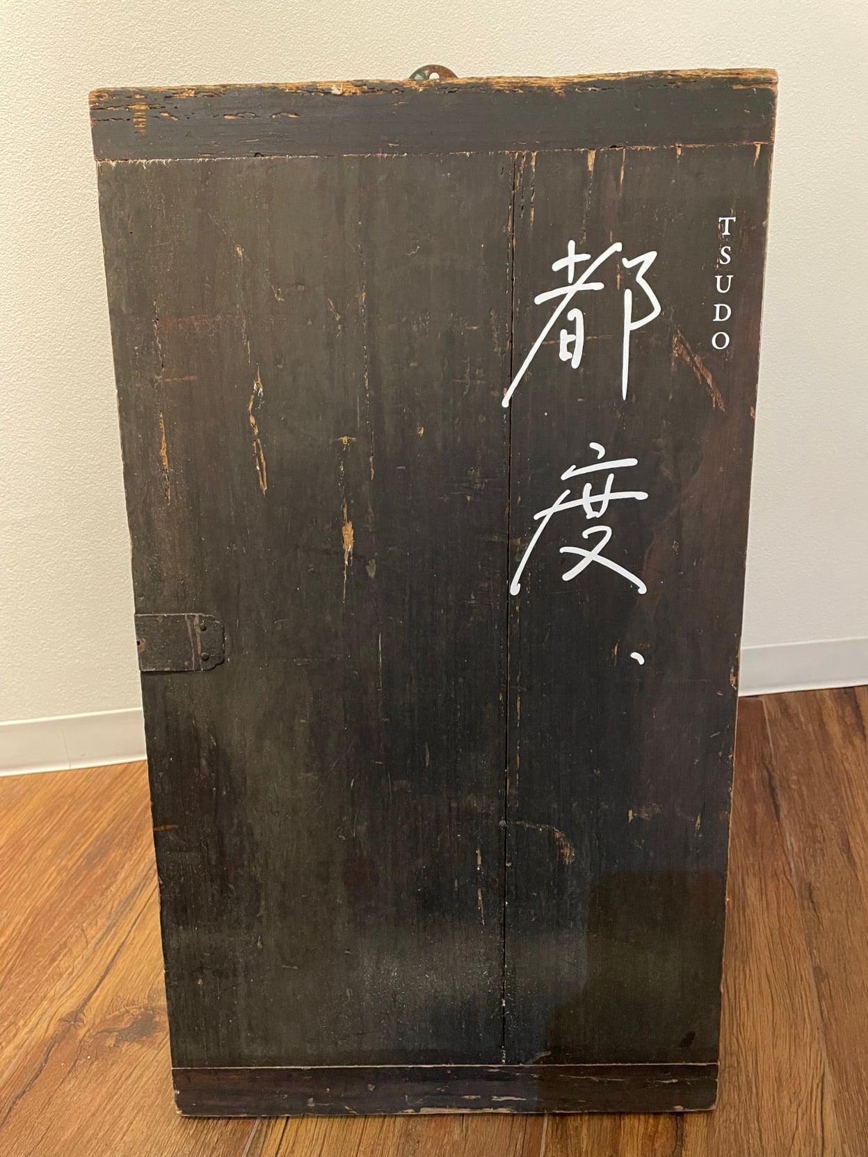 木製の看板に貼られたカッティングシート